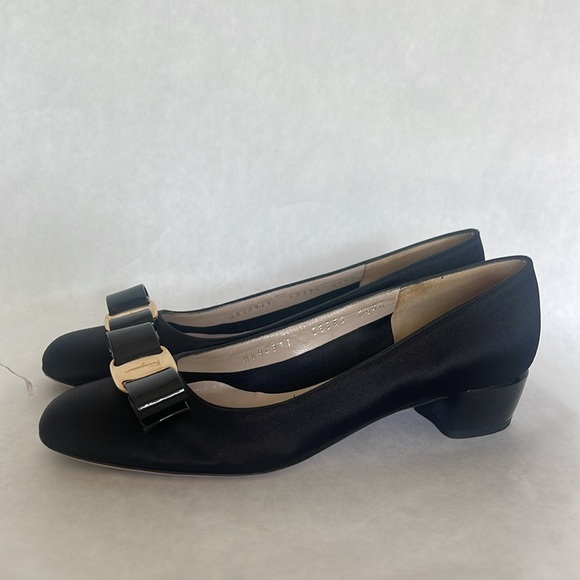 Ferragamo Vara Pump - Picture 4 of 7